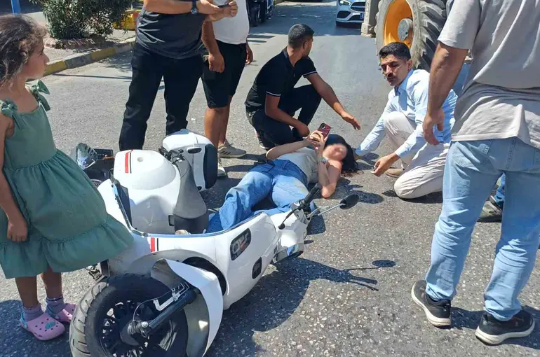 Panik fren yapan motosiklet sürücüsü 3 metre sürüklendi
