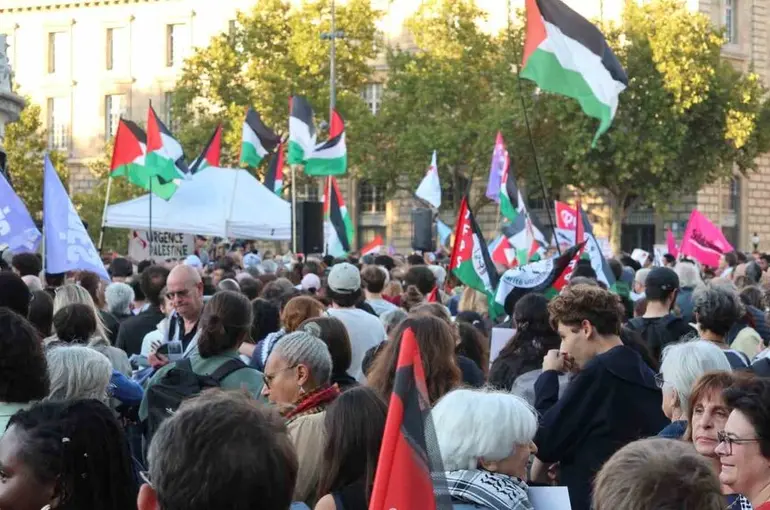 Paris’te binlerce kişi İsrail’in Gazze’ye saldırılarını protesto etti: "Katil Netanyahu, Filistin Filistinlilerindir"
