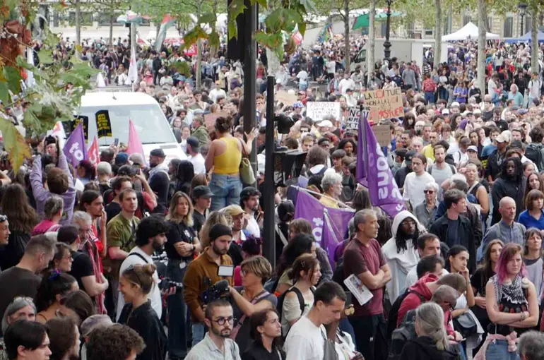 Paris’te binlerce kişi, polis ve jandarmanın silah kullanımına ilişkin yasaya karşı sokaklara döküldü
