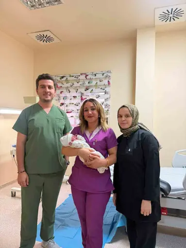Patnos Devlet Hastanesinde büyük başarı: İlki sezaryen olan Anne ikinci bebeğini normal doğumla kucağına aldı
