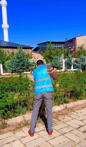 Patnos’ta denetimli serbestlik yükümlülerinden camilerde temizlik çalışması

