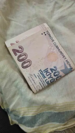Pazar tezgâhında unuttuğu paraya esnafın dikkati sayesinde kavuştu
