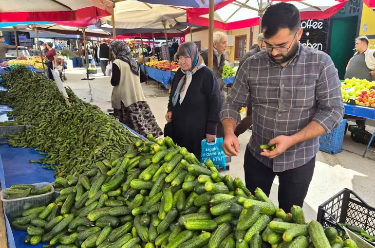 Pazarda turşu mesaisi başladı
