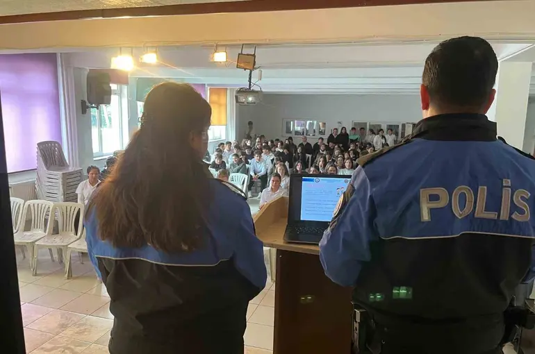 Polisler lise öğrencilerine mesleklerini tanıtıp, eğitim verdi
