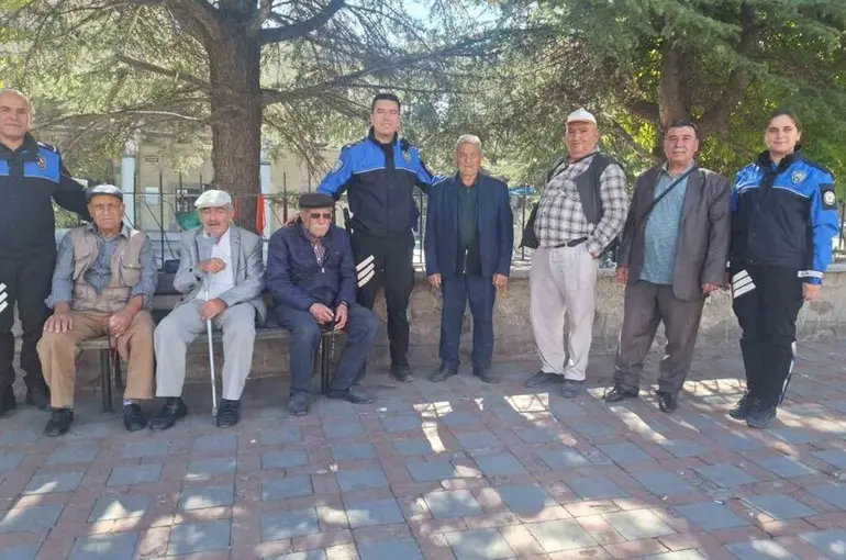 Polislerden yaşlı vatandaşlara ziyaret
