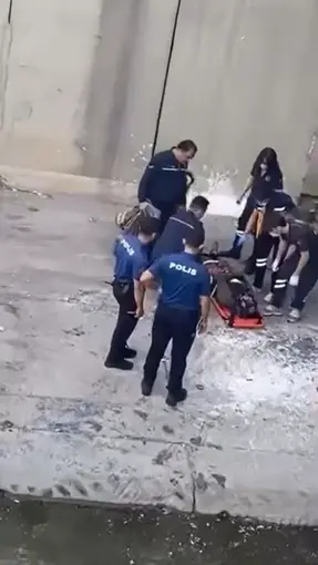 Polisten kaçan kadın dereye atladı, ayağını kırarak hastanelik oldu; o anlar kamerada
