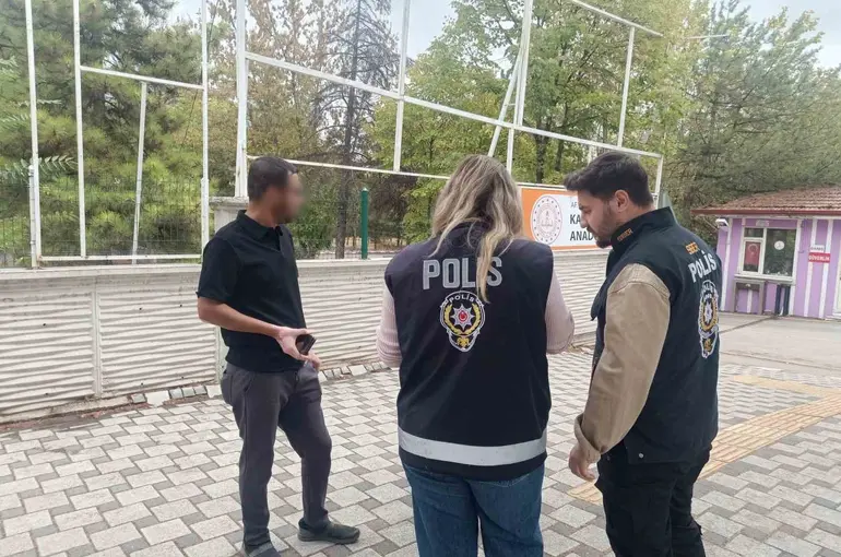 Polisten okul çevrelerinde huzur ve asayiş denetimi
