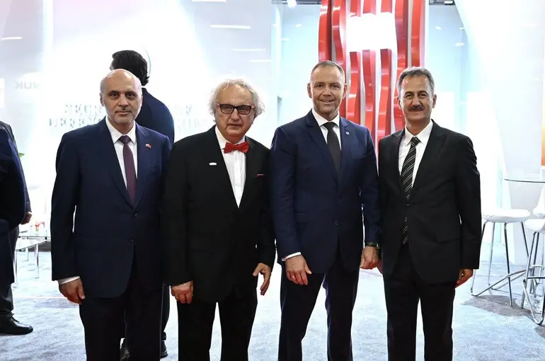 Polonya Cumhurbaşkanı Nawrocki, MSPO 2026’da Türk stantlarını ziyaret etti
