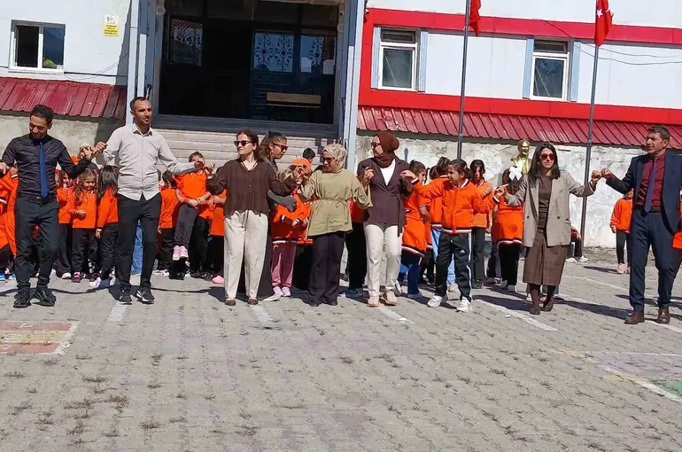 Posof’ta ilköğretim haftası davul zurnayla başladı: 49 köyün öğrencisi merkeze taşınıyor
