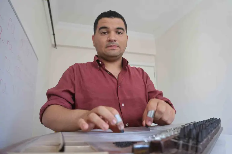 Profesörün "Okuma, yazma öğrenemez" dediği otizmli Ertuğrul,  tüm engelleri aşarak annesinin 1 yaşında başlattığı eğitimle konservatuardan mezun oldu
