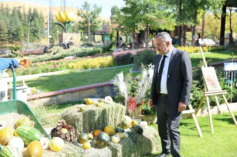 Pursaklar’da bulunan Ata Bahçesi’nde yetiştirilen sebzeler ve meyveler hasat edildi
