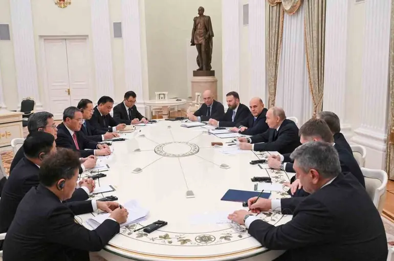 Putin, Çin Başbakanı Li ile bir araya geldi
