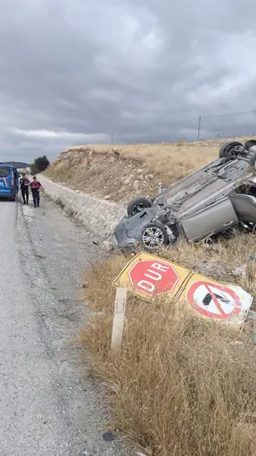 Refüje devrilen otomobilde 2 kişi yaralandı
