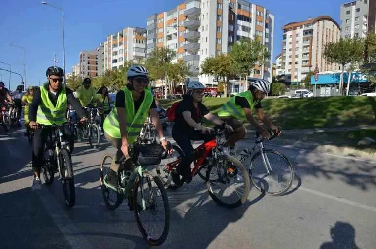 Renkli Pedallar sağlıklı bir çevre için çevrildi
