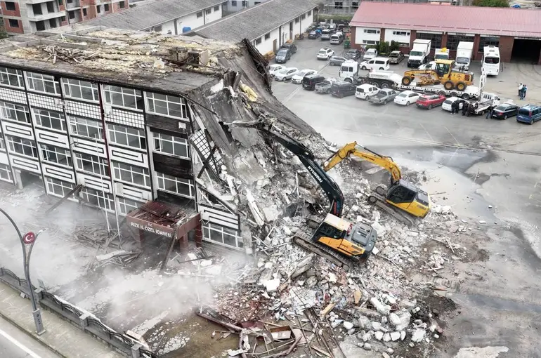 Rize İl Özel İdaresi’nin riskli binalarında yıkım başladı
