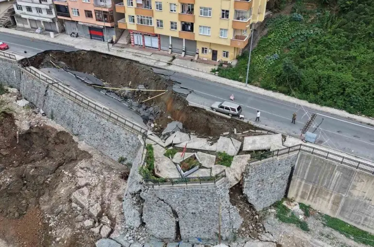 Rize’de 2 binanın tahliyesine olan göçük havadan görüntülendi
