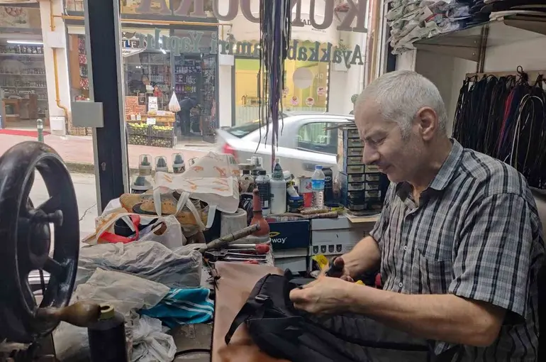 Rize’de 35 yıllık ayakkabı tamircisinden mesleki sitem, "Sanat bitti, bu meslek bizimle sona erecek"

