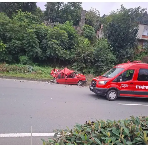 Rize’de tır arızalanan otomobile çarptı: 1’i ağır 2 yaralı
