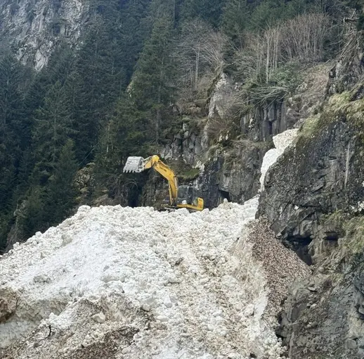 Rize’de yayla yollarında kar temizleme çalışmaları sürüyor
