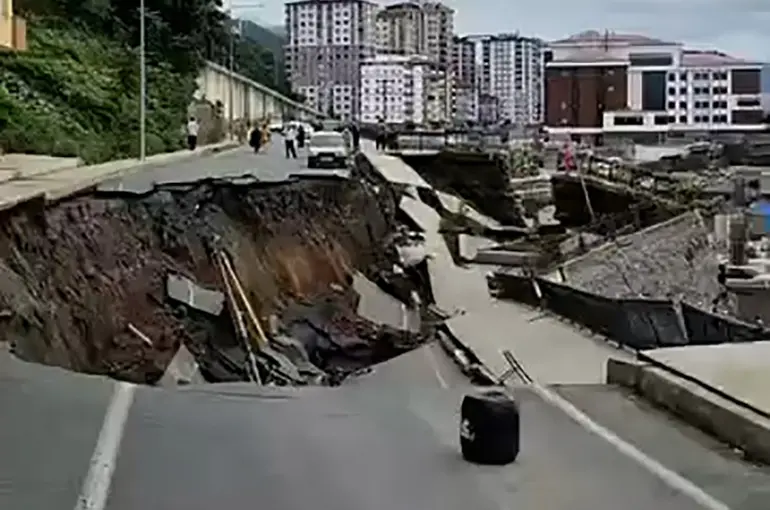 Rize’de yol çöktü, 2 bina tedbir amaçlı tahliye edildi
