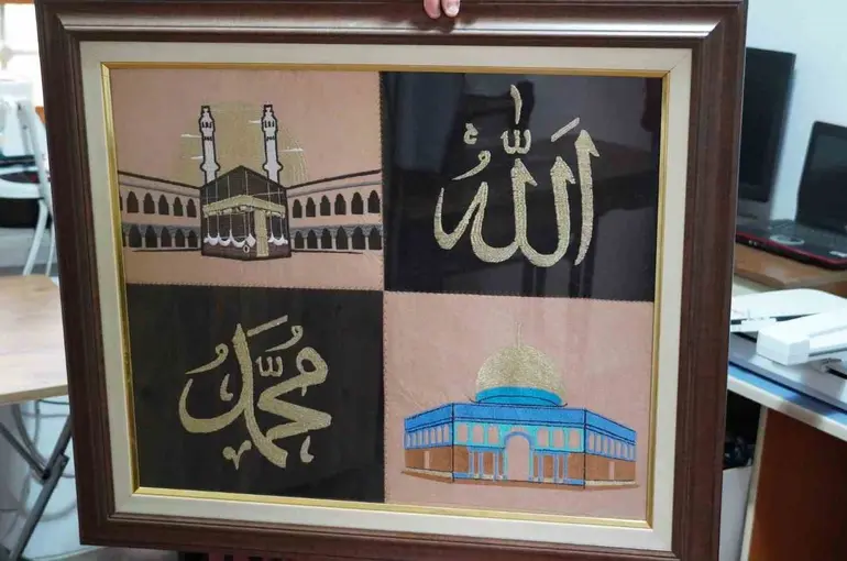 Rüyasında gördüğü manevi tasarımı 200 bin batışla nakışa dönüştürdü
