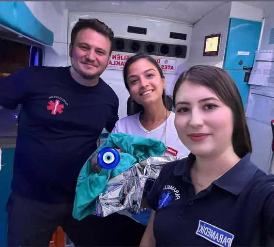 Sabırsız minik, dünyaya gözlerini ambulansta açtı
