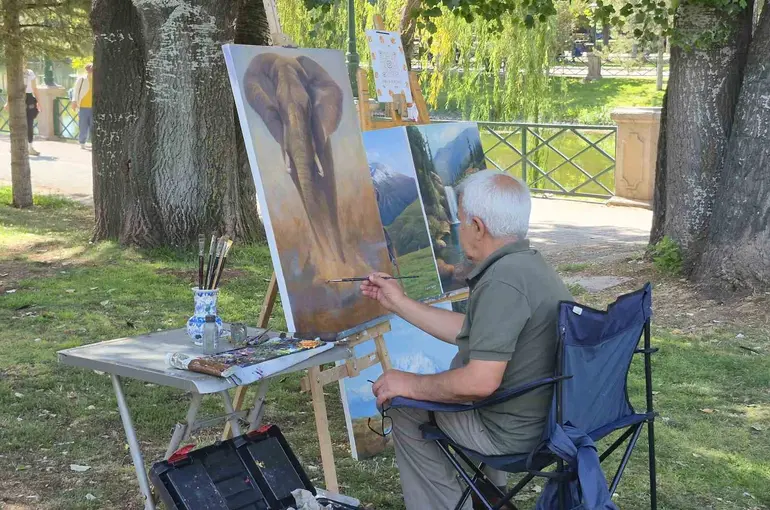 Sadece sergileri gezip resimleri inceleyerek ressam oldu
