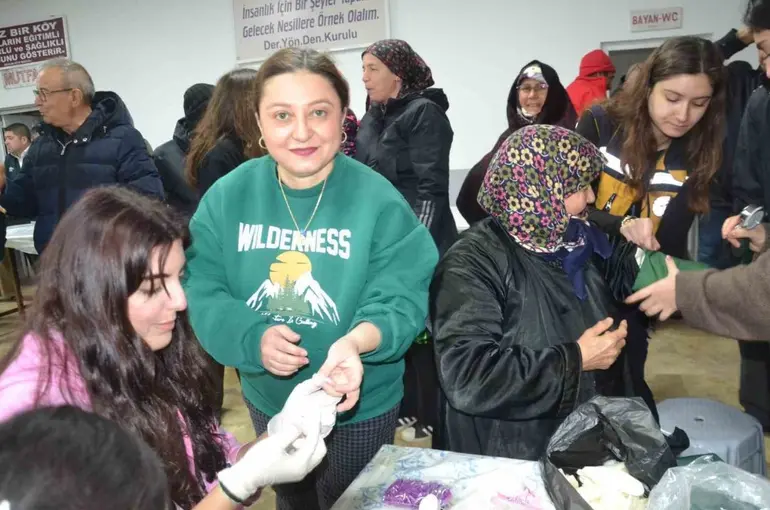 Sağlık öğrencilerden kırsalda vatandaşlara ilk yardım etkinliği
