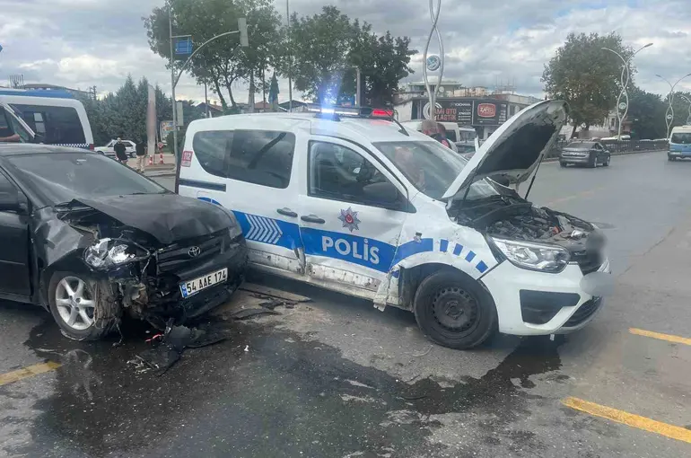 Sakarya’da polis aracı ile otomobil çarpıştı: 2’si polis, 5 yaralı
