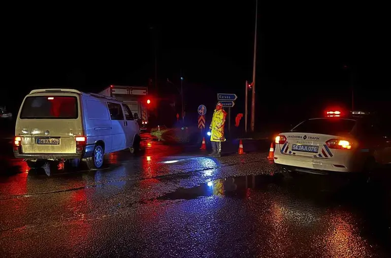 Sakarya’da şiddetli yağışta D-650’de ulaşım durdu, araçlar mahsur kaldı
