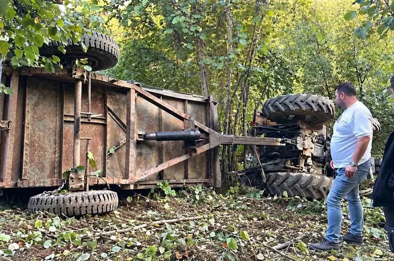 Sakarya’da traktör devrildi: 1 ölü, 2 yaralı
