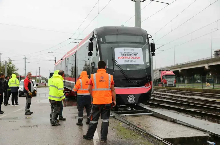 Samsun raylarında filo büyüyor: Üçüncü yeni tramvay da geldi
