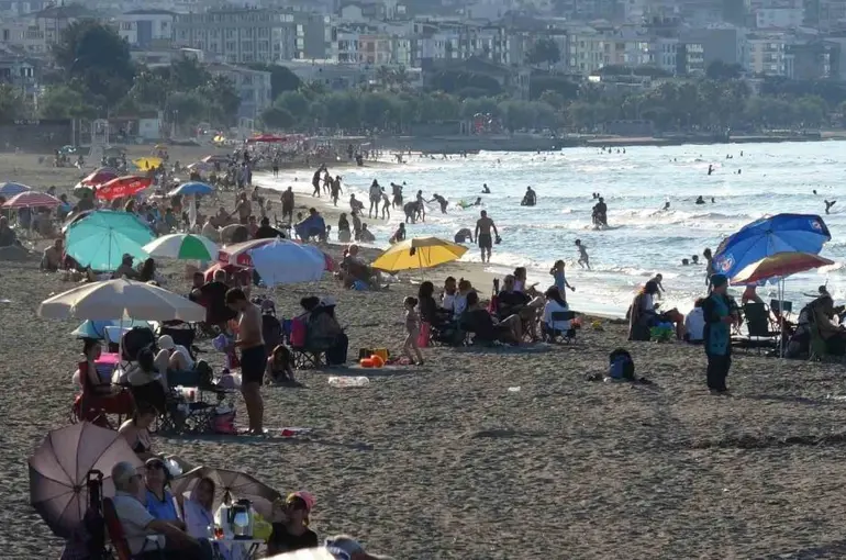 Samsun’da hava sıcaklığı arttı, vatandaşlar denize akın etti
