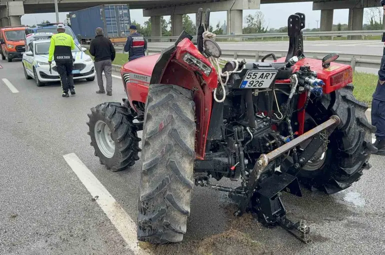 Samsun’da kamyonet traktöre çarptı: Sürücüler yaralandı
