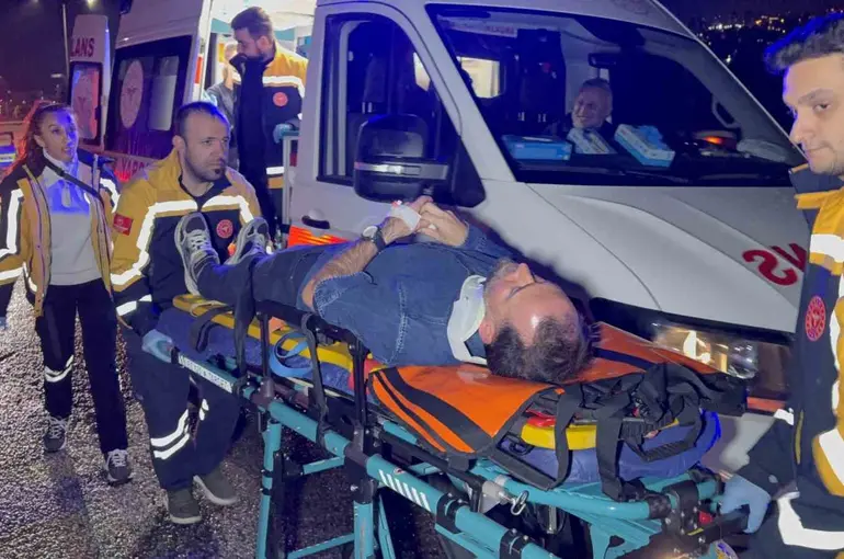 Samsun’da otomobil orta refüje çıktı: 2 yaralı
