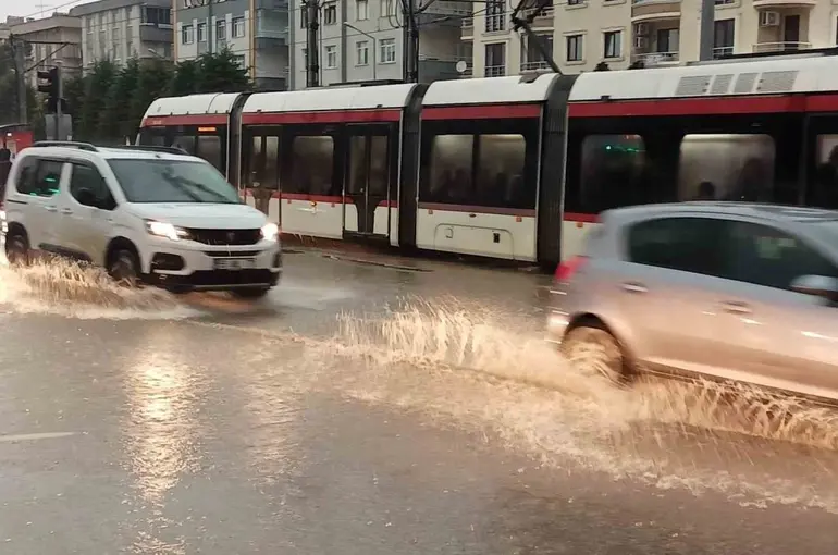 Samsun’da sağanak: Caddeler dere gibi aktı
