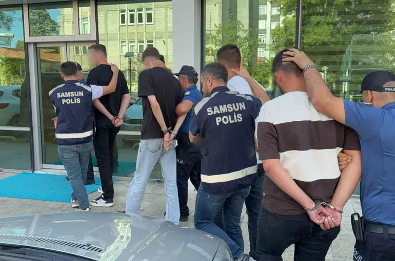 Samsun’da takip ettikleri taksinin içindeki müşteriyi darp eden 4 kişi gözaltına
