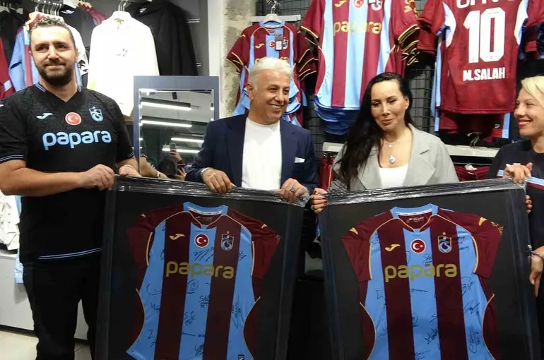Sanatçı Asena Trabzon’a geldi sözünü tuttu: 61 forma aldı, hedefini açıkladı
