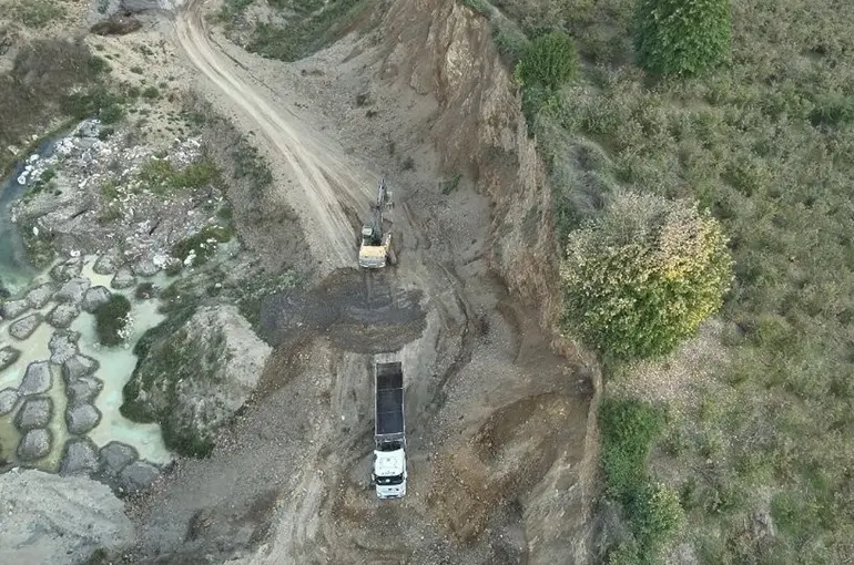 Sanayi atıkları dökerken yakalandılar
