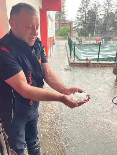 Sandıklı’da dolu yağışı etkili oldu
