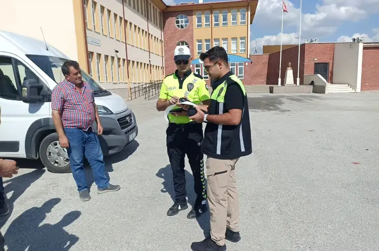 Sandıklı’da okul çevreleri ve öğrenci servisleri denetlendi
