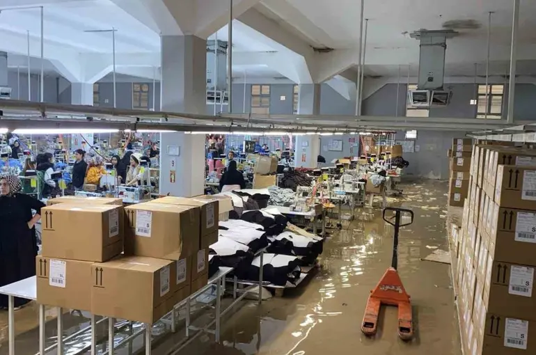 Şanlıurfa’da sağanak yağış fabrikayı göle çevirdi
