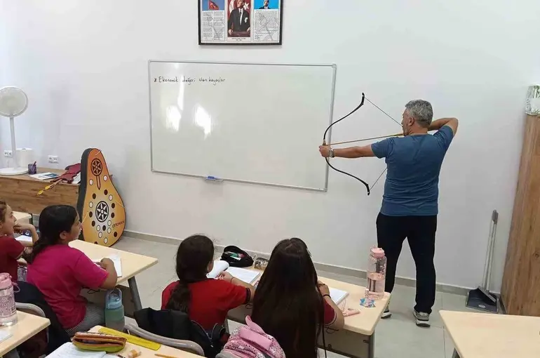 Sarıgöl’de okullarda "Geleneksel Türk Okçuluğu" tanıtımı yapıldı
