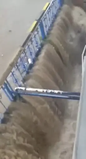 Sarıyer Ayazağa’da istinat duvarı şelaleye döndü
