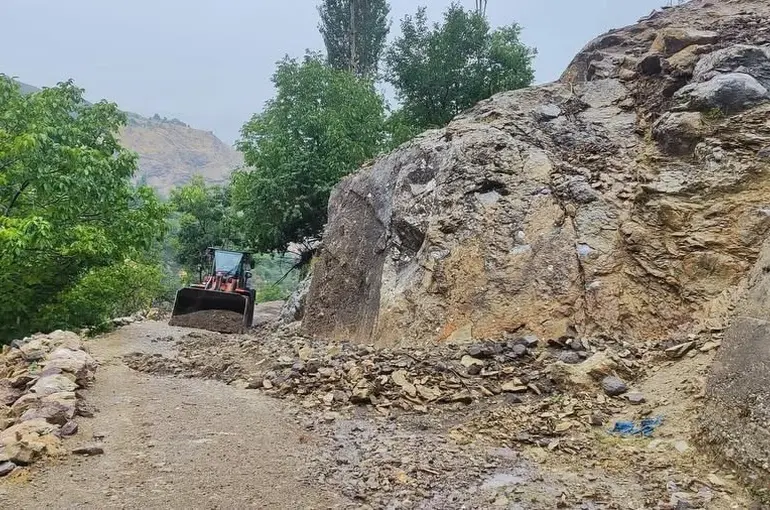Sason’da heyelan ve taş düşmeleri nedeniyle kapanan köy yolları ulaşıma açıldı
