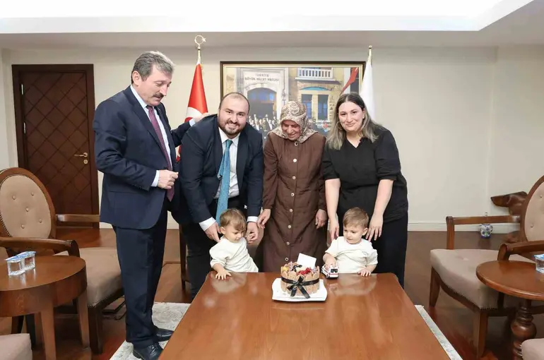 Şehidin ikiz yeğenlerine valilik makamında sürpriz doğum günü kutlaması
