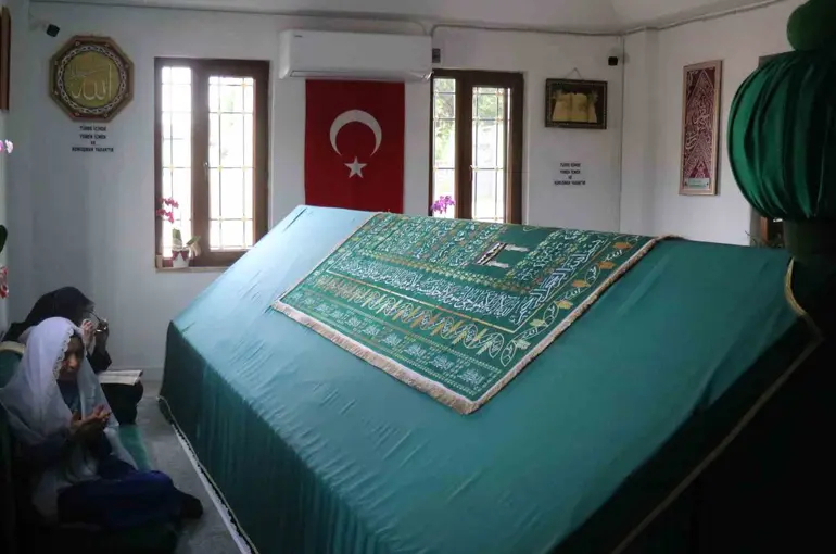 Şehre ve nehre adı verildiği rivayet edilen zatın türbesinde huzur buluyorlar
