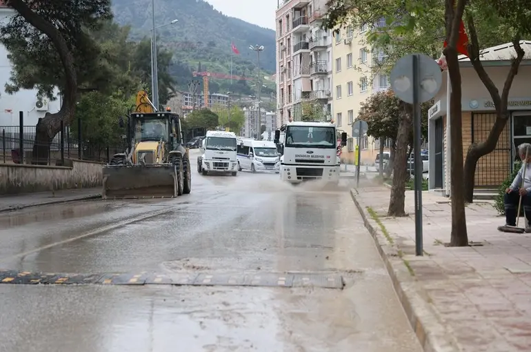 Şehzadelerin dönüşen mahallelerinde kapsamlı temizlik
