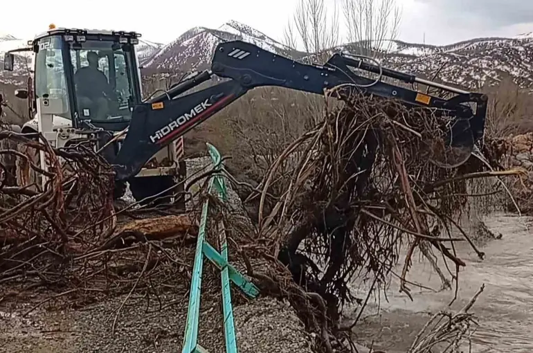 Sel köprüleri tıkadı, ekipler sahada
