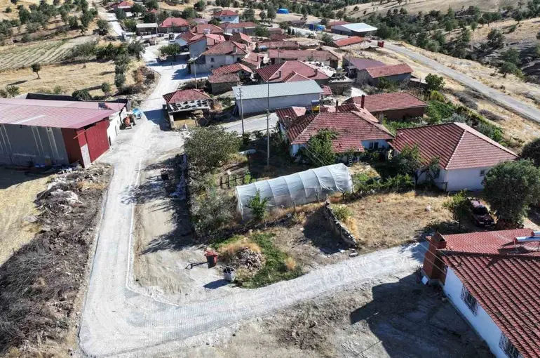 Selendi Gölbaşı’nda yollar ilk kez parke taşına kavuşuyor

